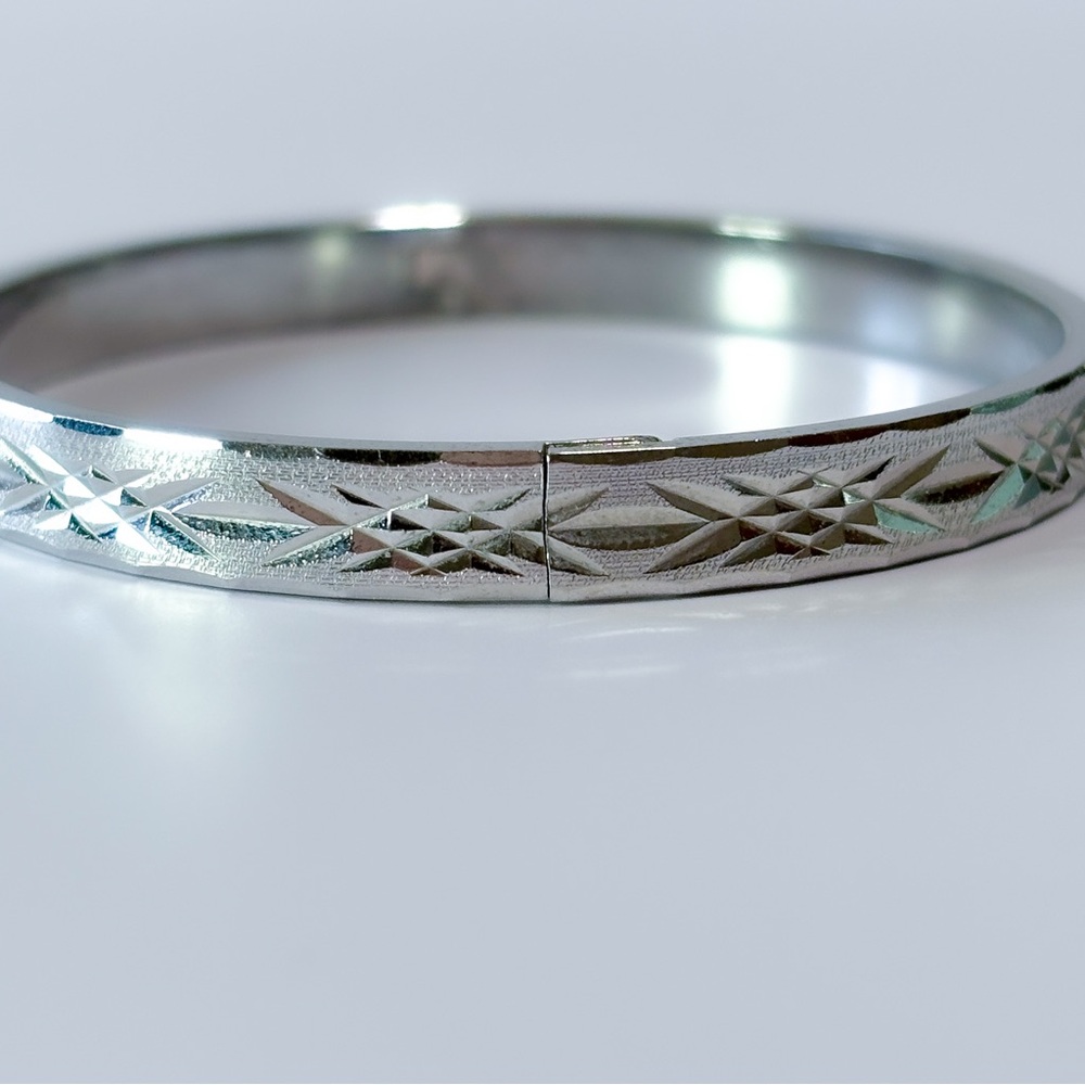 Vintage Silver Tone Diamond Cut Hinged Bangle - 6.75" -JT0335 - Picture 11 of 14